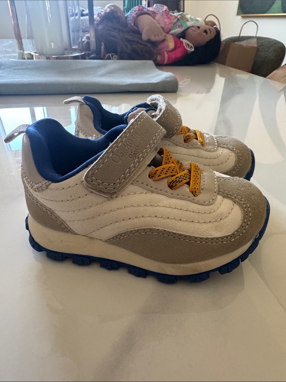 Kids Osh Koah Neutral & Navy Athletic Shoes with Yellow Laces, size 5